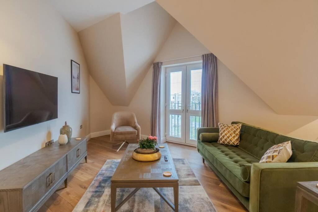 Luxury Penthouse - Castle Views - 2 Bed & Parking Appartement Windsor Buitenkant foto