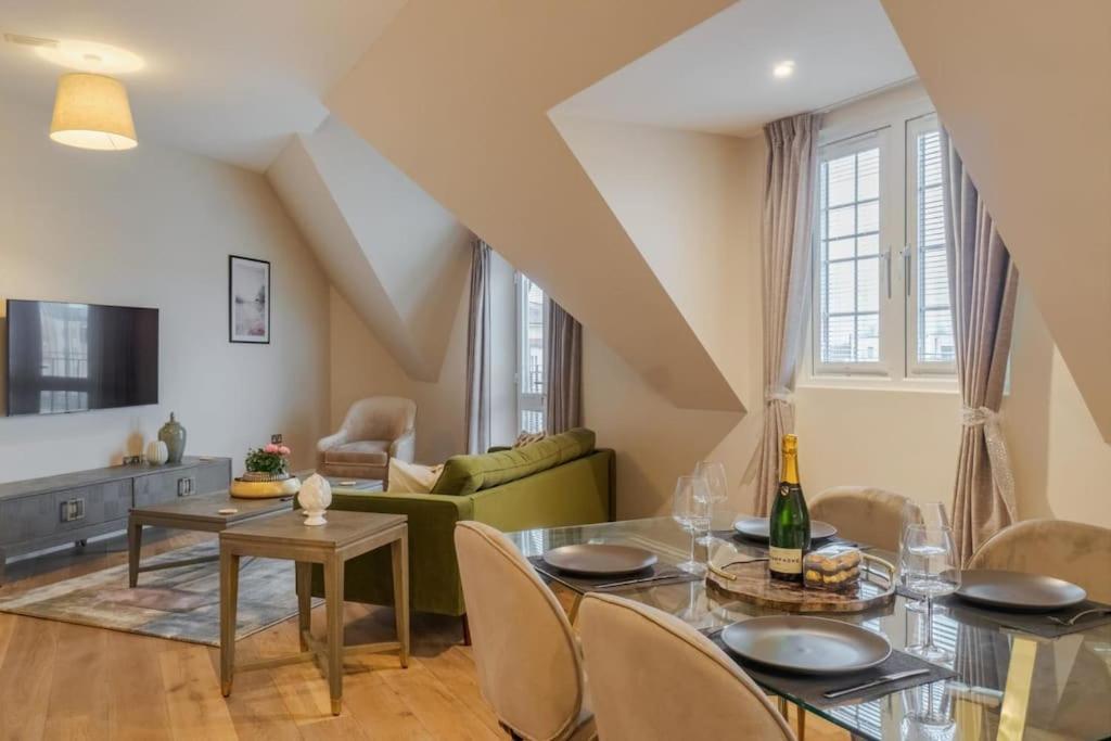 Luxury Penthouse - Castle Views - 2 Bed & Parking Appartement Windsor Buitenkant foto