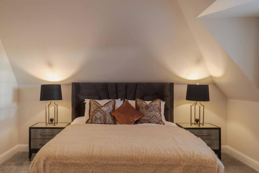 Luxury Penthouse - Castle Views - 2 Bed & Parking Appartement Windsor Buitenkant foto