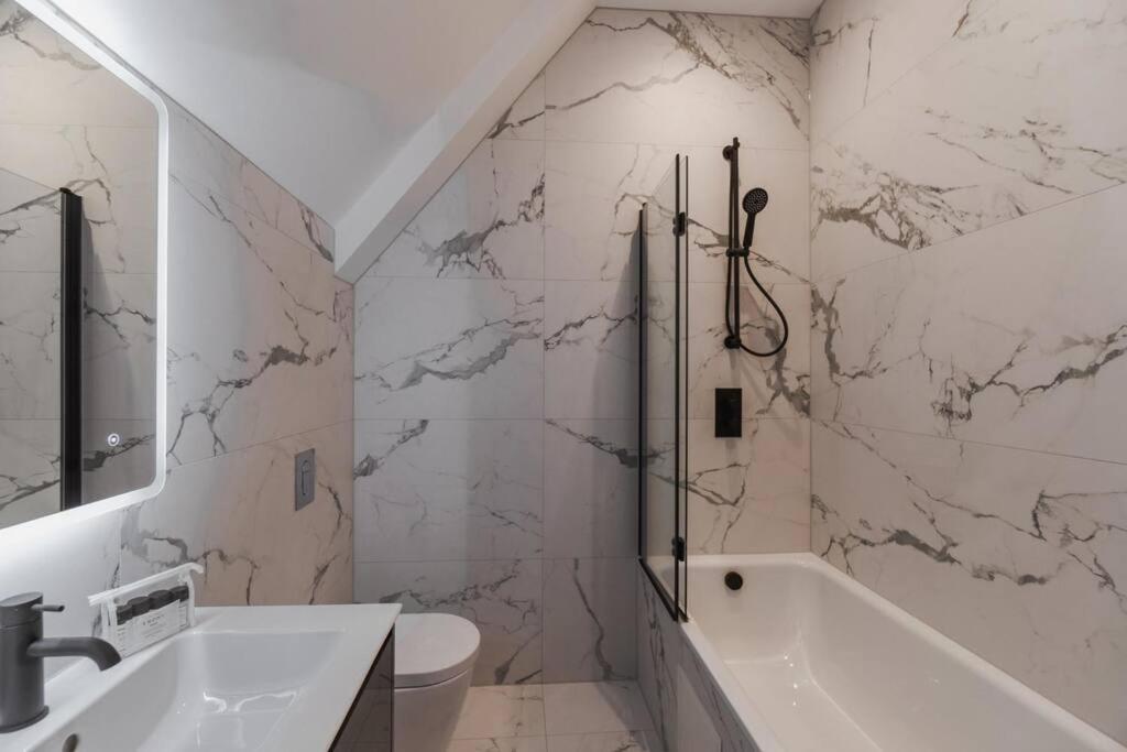 Luxury Penthouse - Castle Views - 2 Bed & Parking Appartement Windsor Buitenkant foto