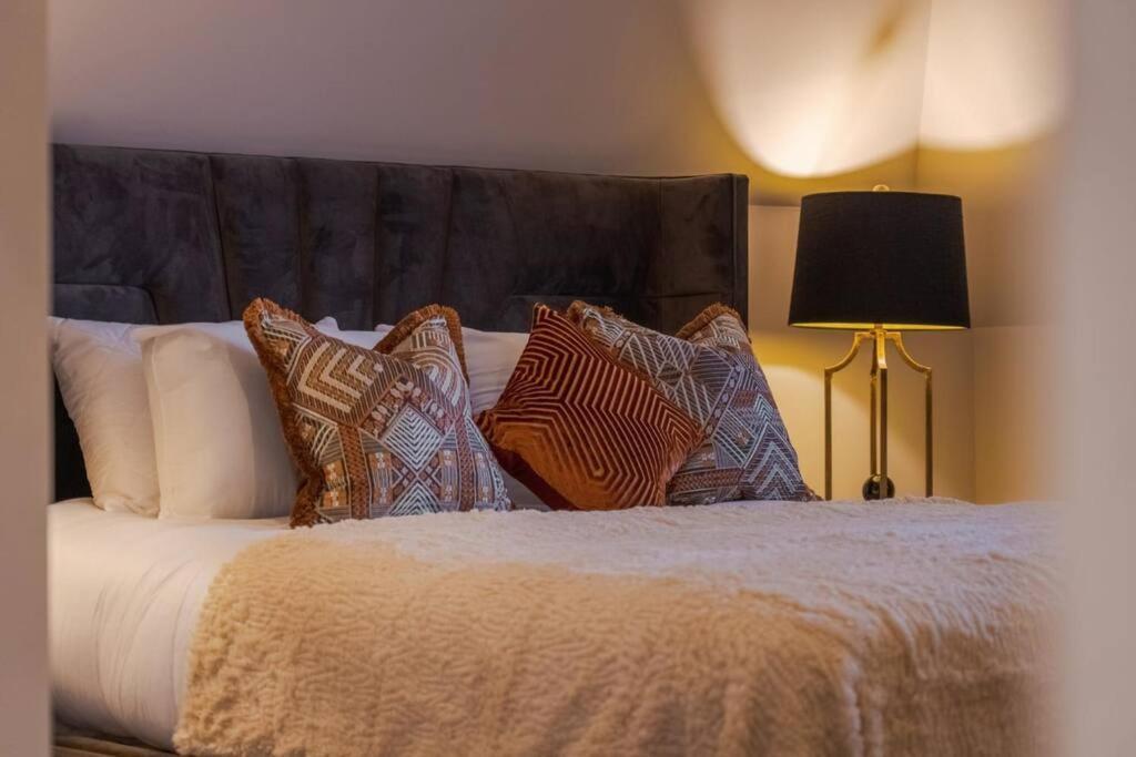 Luxury Penthouse - Castle Views - 2 Bed & Parking Appartement Windsor Buitenkant foto