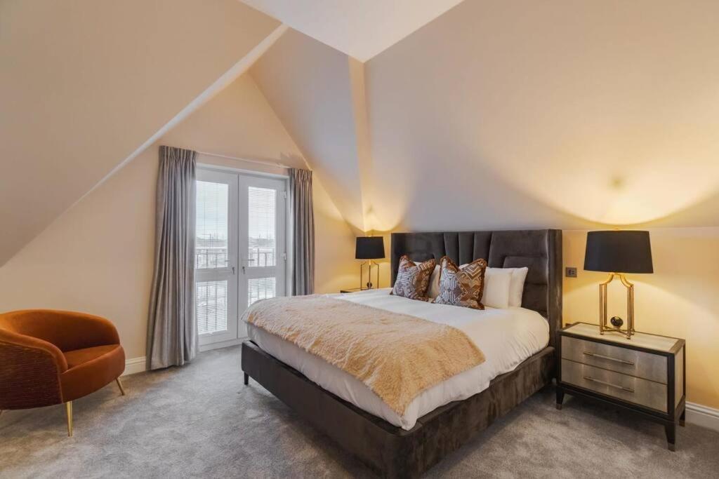 Luxury Penthouse - Castle Views - 2 Bed & Parking Appartement Windsor Buitenkant foto