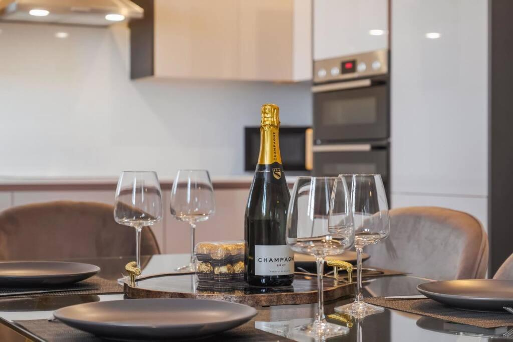 Luxury Penthouse - Castle Views - 2 Bed & Parking Appartement Windsor Buitenkant foto