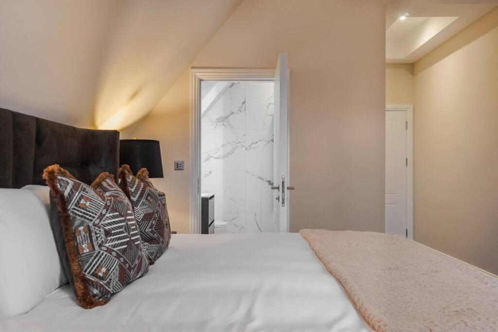Luxury Penthouse - Castle Views - 2 Bed & Parking Appartement Windsor Buitenkant foto