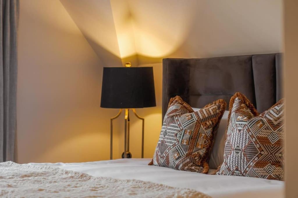 Luxury Penthouse - Castle Views - 2 Bed & Parking Appartement Windsor Buitenkant foto