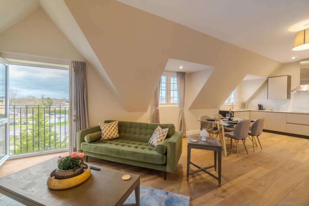 Luxury Penthouse - Castle Views - 2 Bed & Parking Appartement Windsor Buitenkant foto